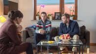 SOKO Wismar – Für Kai Bucher (Markus Boniberger, M.), den Ehemann des Opfers, bricht eine Welt zusammen. Was soll nur aus ihm und dem kleinen Sohn werden? Karoline Joost (Nike Fuhrmann, l.) und Lars Pöhlmann (Dominic Boeer, r.) erfahren von Sarahs stetiger Angst seit dem Tod ihrer Zwillingsschwester: Ein Mordfall der bereits Jahre zurück liegt. Gibt es womöglich eine Verbindung zwischen dem damaligen und dem aktuellen Fall?