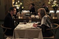 Suits – Wird Harvey (Gabriel Macht) seine emotionalen Probleme lösen können? Er stellt sich seiner Vergangenheit und sucht das Gespräch mit seiner Mutter (Brynn Thayer).