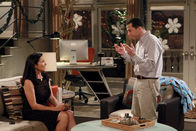 Two and a Half Men – Walden erhält Besuch von seiner Mutter Robin (Mimi Rogers, l.). Alan (Jon Cryer, r.) ist sofort fasziniert von ihr und verliebt sich prompt. Doch dann kommt ein Geheimnis aus Waldens Vergangenheit ans Licht ...