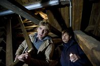 Löwenzahn – Was hat der Küster (Lars Rudolph) zu verbergen? Kurzerhand wirft er Fritz (Guido Hammesfahr) unfreundlich aus der Kirche.