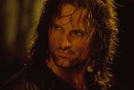 Der Herr der Ringe - Die Gefährten – Aragorn (Viggo Mortensen) und die anderen Gefährten beschließen, die Suche nach den verschleppten Hobbits aufzunehmen ...