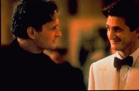 The Game – Nicholas Van Orton (Michael Douglas, l.); Conrad (Sean Penn, r.)