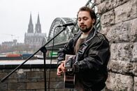 SOKO Köln – Der junge Straßenmusiker Jan Meyers (Anselm Ferdinand Bresgott) begeisterte viele Menschen mit seiner Musik, bis er plötzlich Opfer eines fürchterlichen Mordes wurde.
