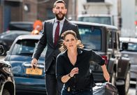 FBI: Special Crime Unit – Special Agent Omar Adom 'OA' Zidan (Zeeko Zaki, hinten); Special Agent Maggie Bell (Missy Peregrym, vorne)