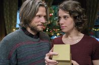 Der Wunschzettel – Daniel (Sebastian Ströbel) hat ein besonderes Geschenk für Pauline (Anne Schäfer).