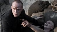 Priest – Priest (Paul Bettany l.) bedroht einen Vampir (Josh Wingate r.), um ihm Informationen zu entlocken.