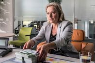 Watzmann ermittelt – Christa Gruber (Anja Klawun), die Schwester der ermordeten Barbara Gruber, nimmt die Geldbündel vom Schreibtisch von Volkjer Haas.