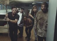 Hawaii Five-0 – (v.l.n.r.) Eric Russo (Andrew Lawrence); Ano (Derek Basco); Dr. Noelani Cunha (Kimee Balmilero); Crystal (Mary Lynn Rajskub), Jerry Ortega (Jorge Garcia)
