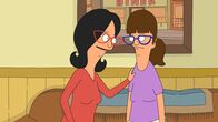 Bob's Burgers – Als Gayle (r.) ihrer Schwester Linda (l.) und deren Familie ihren neuen Angebeteten vorstellen will, ahnt sie nicht, dass Louise diesen bereits kennt und kein gutes Verhältnis zu ihm hat ...