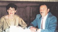 Täterjagd – Am 9. Oktober 2001 bekommen Pierre und Gabrielle Labrell nach dem Abendessen plötzlich heftige Bauchschmerzen. Wenige Tage später sterben die beiden unter Qualen in einer Klinik.