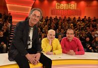 Genial daneben – In "Genial daneben" erraten Comedy-Queen Hella von Sinnen (M.) und Comedian Wigald Boning (r.) die Fragen der Zuschauer - gestellt von Hugo Egon Balder (l.) ...