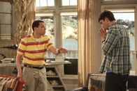 Two and a Half Men – Walden (Ashton Kutcher, r.) kann es nicht fassen, dass Alan (Jon Cryer, l.) mit Sozialarbeiterin Ms. McMartin Schluss gemacht hat. Er befürchtet, dass dies die Adoption von Louis negativ beeinflussen könnte ...