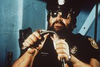 Die Miami Cops – Steve (Bud Spencer) nimmt sich einen Verdächtigen zur Brust ...
