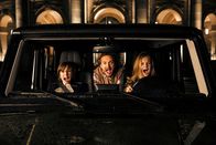 Der Nanny – L-R: Theo Klina (Arved Friese), Rolf Horst (Milan Peschel), Winnie Klina (Paula Hartmann)
