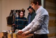 The Good Doctor – (v.li.) Paige Spara (Lea Dilallo), Richard Schiff (Dr. Aaron Glassman), Freddie Highmore (Dr. Shaun Murphy).