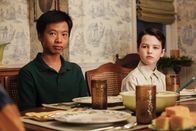 Young Sheldon – Sowohl Tam (Ryan Phuong, l.) als auch Sheldon (Iain Armitage, r.) finden nicht leicht Anschluss, doch als sie dann aufeinandertreffen, scheinen sie tatsächlich Freunde werden zu können ...