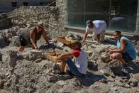 Aufgetischt vor 10 – Carnuntum: Seit vielen Jahren sind Archäologen mit Schaufel und Harke, Besen und Pinsel in der