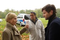 SOKO Stuttgart – Martina Seiffert (Astrid M. Fünderich, l.) und Jo Stoll (Peter Ketnath, r.) bekommen von Jan Arnaud (Mike Zaka Sommerfeldt, M.) ein Indiz überreicht, das dem Fall möglicherweise eine neue Wendung gibt.