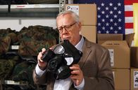 Rentnercops – Günter (Peter Lerchbäumer) begutachtet eine Gasmaske aus dem Bunker von Walter Sobchak.