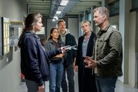 SOKO Leipzig – Ein ungewöhnlicher erster Tag für Dirk Trebbe (Simon Böer, r.): Kommissarin Jana Zschocke (Altine Emini, l.) liefert sich selbst ein. Sie soll einen Drogendealer ermordet haben. Kim Nowak (Amy Mußul, 2.v.l.), Moritz Brenner (Johannes Hendrik Langer, M.) und Ina Zimmermann (Melanie Marschke, 2.v.r.) verfolgen das Geschehen.