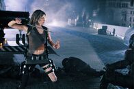 Resident Evil: Apocalypse – Ihre Sinne sind scharf, ihre körperliche Gewandtheit ist perfekt. Doch diese Eigenschaften - und noch einiges mehr - wird Alice (Milla Jovovich) benötigen, um aus der verwüsteten Stadt mit ihren monströsen Untoten fliehen zu können ...