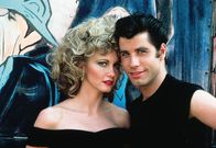 Grease – Dreieinhalb Stunden Lockendrehen und vier Pfund Haargel machen aus Sandy (Olivia Newton-John, l.) und Danny (John Travolta, r.) das angesagteste Paar der ganzen High School ...