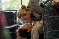 Killing Eve – Als Eve (Sandra Oh, l.) bemerkt, dass Villanelle (Jodie Comer, r.) ihr auf den Fersen ist, gibt es kein Entkommen mehr. Eve muss mit dem Schlimmsten rechnen, doch Villanelle hat etwas anderes vor.