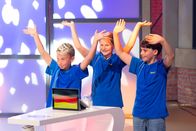 1, 2 oder 3 – Das blaue Team aus Alzey/Deutschland begrüßt das Publikum.