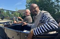 Yared kommt rum – Auf Entschleunigungstour in Ahausen: Yared Dibaba mit Oldtimer-Fan Heiko Intemann.