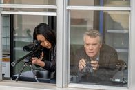 MacGyver – Desi (Levy Tran, l.) und James MacGyver (Tate Donovan, r.)