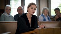 Die Kanzlei – Staatsanwälting Barbara Geldermann (Esther Schweins, v.) während der Gerichtsverhandlung.