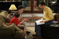 Two and a Half Men – Um Jake (Angus T. Jones, l.) für einen Geschichtstest vorzubereiten, veranstalten Charlie (Charlie Sheen, M.) und Alan (Jon Cryer, r.) ein Quiz ...