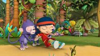 Wissper – Wissper - Das Vertrauens- Spiel - Affe Boris war eine Zeit lang bei anderen Affen zu Besuch und hat von diesen viel neues gelernt. Zuhause will er den anderen dann einiges davon beibringen, doch seine Freunde Frankie und Alfie wollen jedoch nichts davon kennenlernen. Wissper bittet Erdmännchen Monty um Hilfe und der bringt diesen nun bei, wie man mit dem "Vertrauens-Spiel" lernt, einander zu vertrauen und keine Angst vor etwas Neuem zu haben, sondern es mal erst auszuprobieren. Foto: ORF/STUDIO 100 MEDIA. Veröffentlichung honorarfrei nur für redaktionelle Berichterstattung in Sendungszusammenhang und mit Copyrightangabe. Kontakt: foto@orf.at