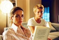 Edel & Starck – Ein neuer, junger und attraktiver Richter erregt Patricias (Barbara Demmer, r.) und Sandras (Rebecca Immanuel, l.) Aufmerksamkeit. Zwischen den beiden entbrennt geradezu ein Flirt-Wettstreit - und schon hängt der Haussegen schief ...