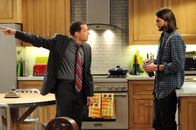Two and a Half Men – Haben es nicht immer leicht miteinander: Walden (Ashton Kutcher, r.) und Alan (Jon Cryer, l.) ...