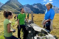 Hansi Hinterseer – Hansi Hinterseer mit Freiwilligen der Umweltbaustelle im Hochgebirgsnaturpark Zillertal beim Errichten einer Trockensteinmauer