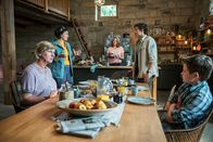 Der Ranger – Gemütlich vereint: (v.li.) Heike Jonca als Monika Waldek, Liza Tzschirner als Emilia Graf, Eva-Maria Grein von Friedl als Rike Waldek, Philipp Danne als Jonas Waldek, Dennis Hofmeister als Lukas Waldek