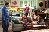 Two and a Half Men – Charlie (Charlie Sheen, hinten) und Alan (Jon Cryer, l.) nehmen Rose (Melanie Lynskey, r.) nicht ernst, als sie sich von ihnen und Jake (Angus T. Jones, M.) verabschieden möchte, da sie nach London umziehen wird ...