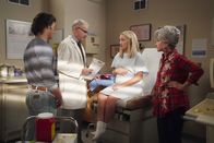Young Sheldon – (v.l.n.r.) Georgie Cooper (Montana Jordan); Dr. Nicholson (Jim Meskimen); Mandy McAllister (Emily Osment); Connie "Meemaw" Tucker (Annie Potts)