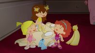 Zoés Zauberschrank – Zoé, Lili und Tanja – drei fröhlich, lachende Ballerinas. QuackQuack und Wuff sind erstaunt.