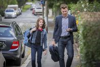 Tatort – Henry Funck (Friedrich Mücke) hat seine Tochter Claire (Maja Meinhardt) von der Schule abgeholt.