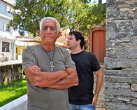 UFO-Jäger – Sao Thome, Brasilien: Mr. Tata und Eduardo bereiten sich auf das Interview mit dem Team vor. (Bildnachweis: National Geographic Channels/ Snake Oil Productions)