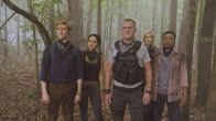 MacGyver – MacGyver (Lucas Till, l.) versucht, mit Riley (Tristin Mays, 2. v. l.), Jack (George Eads, M.), Cage (Isabel Lucas, 2.v.r.) und Bozer (Justin Hires, r.) einen Großbrand in einem nigerianischen Dorf zu löschen, das von gefährlichen Rebellen gelegt wurde. Diese unternehmen alles, damit das Feuer möglichst lange brennt ...