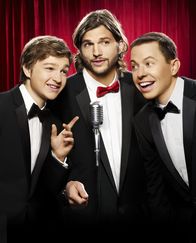 Two and a Half Men – (9. Staffel) - Zwei Männer und eine halbe Portion: Walden Schmidt (Ashton Kutcher, M.), Alan (Jon Cryer, r.) und Jake Harper (August T. Jones, l.) ...