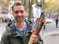 Ausgerechnet – Feuerwerk gehört für viele zu Silvester wie Sekt und Raclette. Nach zwei Pandemie-Jahren mit Verkaufsverbot für Raketen, Böller und Co. darf das neue Jahr jetzt wieder mit einem Knall begrüßt werden. Was Feuerwerksfans und vor allem die finanziell gebeutelten Hersteller freut, kritisieren andere wegen Verletzungsgefahr, Feinstaubbelastung und Müll. Geht Feuerwerk auch umweltfreundlicher, werden Raketen und Co. jetzt teurer und können Drohnenflugshows eine Alternative sein? Daniel Aßmann beleuchtet in "Ausgerechnet -Feuerwerk" beide Seiten. Er besucht u.a. Deutschlands größten Hersteller für Pyrotechnik und erfährt, was zwei Jahre Stillstand für die Branche bedeutet haben.