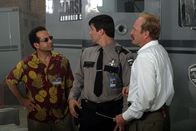 Monk – Captain Leland Stottlemeyer (Ted Levine, r.) versteht die Welt nicht mehr. Mr. Monk (Tony Shalhoub, l.) ist plötzlich betont lässig und ungewohnt selbstbewusst ...