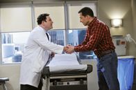 Two and a Half Men – Hat eine gute Nachricht für Alan (Jon Cryer, r.): Dr. Goodman (Jason Alexander, l.) ...