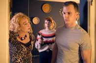 Die Heiland - Wir sind Anwalt – Ringos Mutter Marlies Holländer (Rike Eckermann l.) taucht unangekündigt zum Geburtstag bei Ringo Holländer (Tim Kalkhof, r.) auf, der mit Tilly Vogel (Sina Reiß, M.) zusammenwohnt.