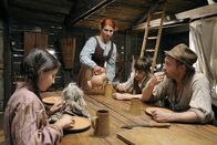 Hänsel und Gretel – Die Stiefmutter (Elisabeth Brück) und Vater (Johann von Bülow) schmieden einen frevelhaften Plan: Sie wollen ihre Kinder loswerden, weil es nicht genug für die Familie zu essen gibt. Sie beschließen, Hänsel (Friedrich Heine) und Gretel (Mila Böhning) allein im Wald zurück zu lassen.