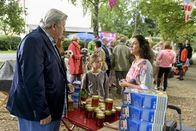 Löwenzahn – In Bärstadt haben die Banken wegen eines Computervirus kein Bargeld mehr. Auf dem Tauschmarkt behandelt Herr Paschulke (Helmut Krauss, l.) die kleine Paula (Matilda Chowdhury, Mitte) ungerecht. Yasemin (Sanam Afrashteh, r.) ist empört.